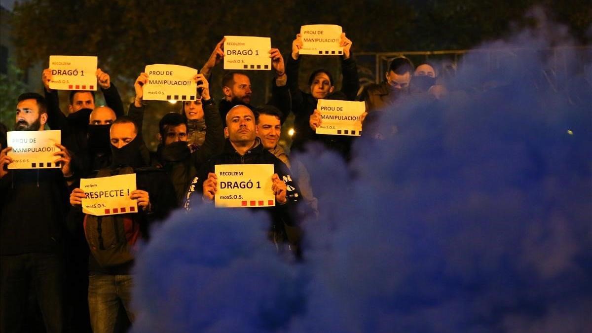 Mossos movilizados durante el corte de la Gran Via de Les Corts Catalanes.