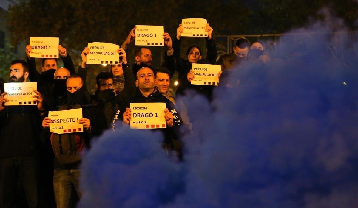 Mossos movilizados durante el corte de la Gran Via de Les Corts Catalanes. 