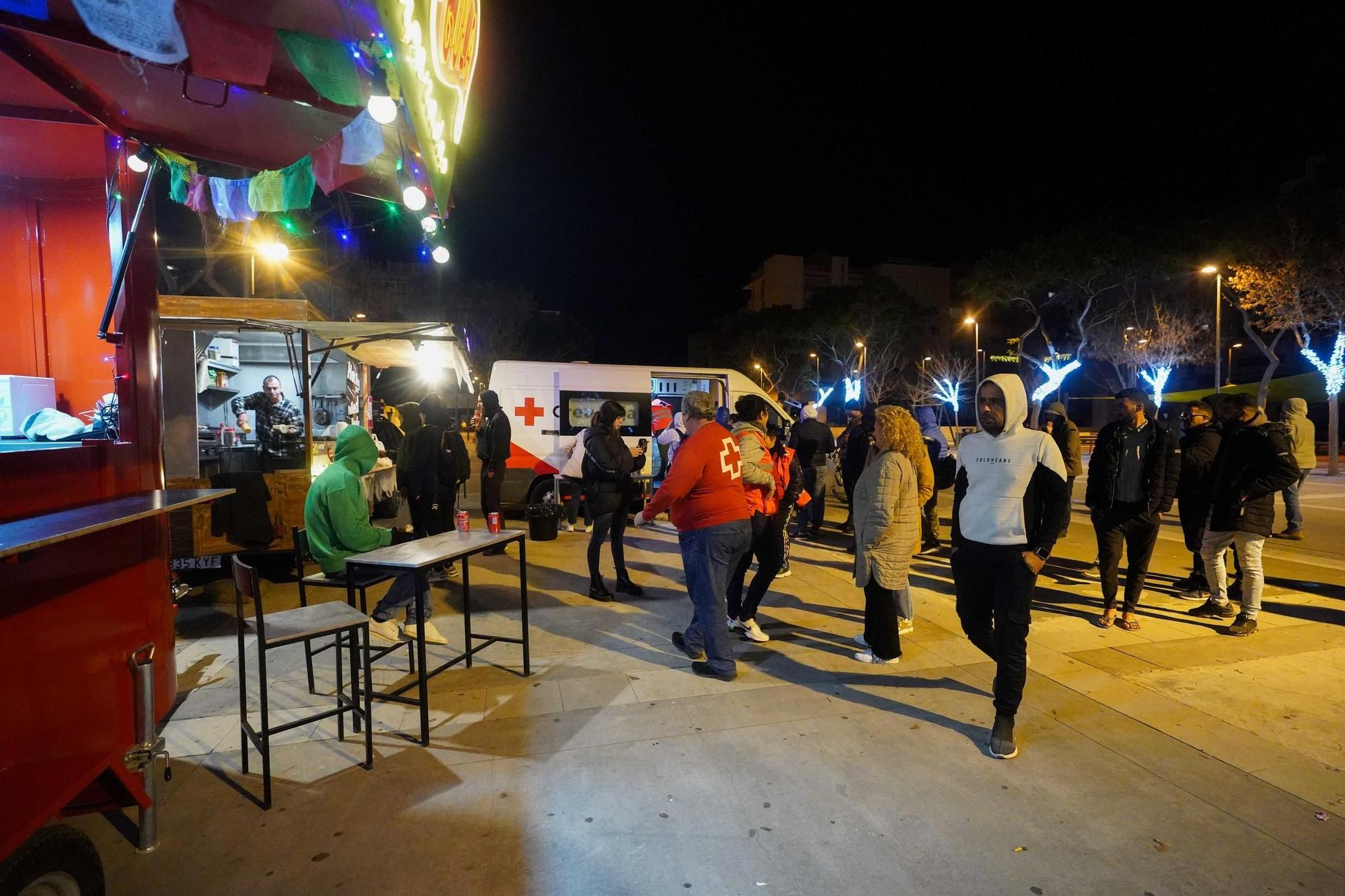 Descubre las fotos de la comida de Cruz Roja para los sin hogar de Ibiza