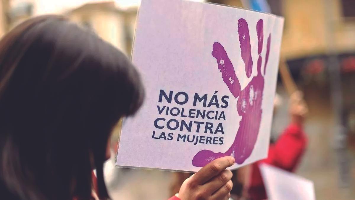 Una mujer sostiene una pancarta contra la violencia contra las mujeres en una manifestación. VIOLENCIA DE GENERO. MACHISTA. PROTESTA