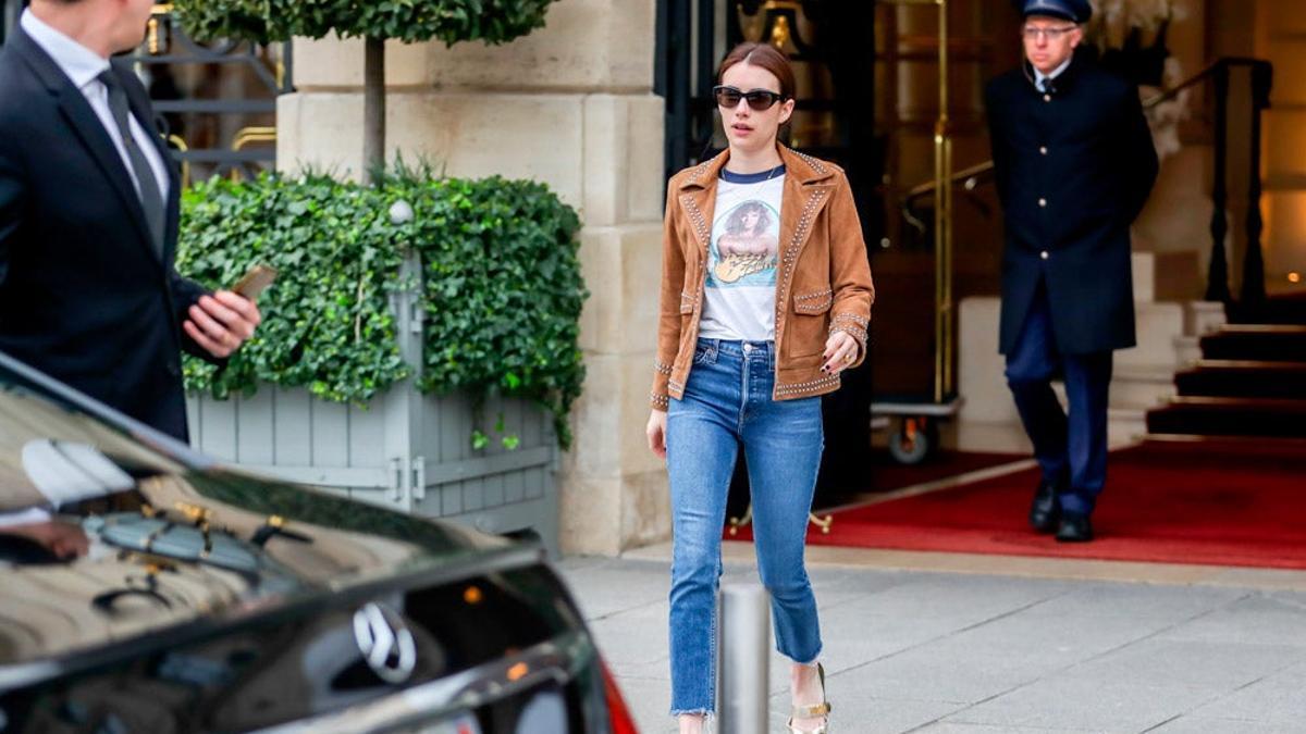 Emma Roberts luce espectacular con un look vintage en Paris