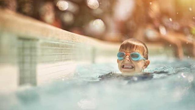 Un niño se queja mientras está en el agua.