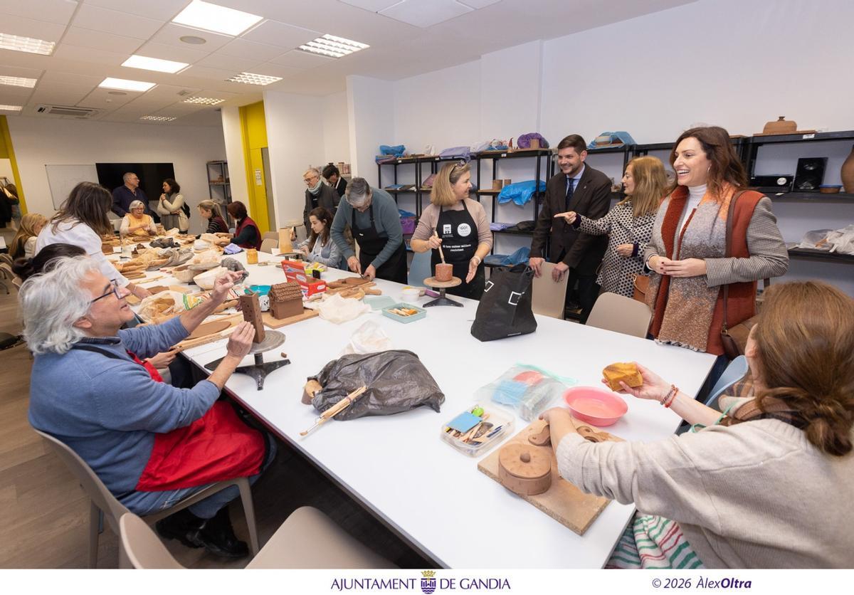 Las autoridades departen con el alumnado en las nuevas instalaciones de la UPG