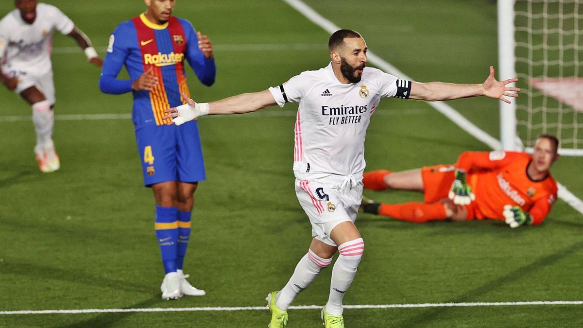 Benzema celebra el primer gol del Madrid anoche frente al Barça. |  // EFE