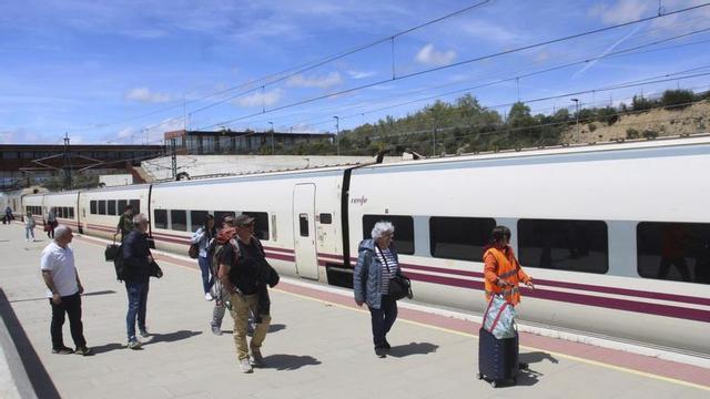 Viajeros se suben al  último tren de las dos de la tarde en Otero de Sanabria. | A. S.