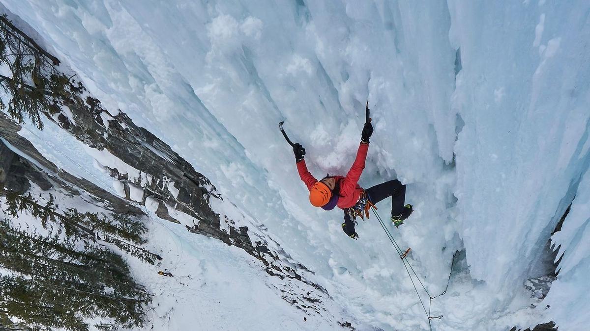 Cecilia Buil, en plena escalada de una montaña en Canadá.