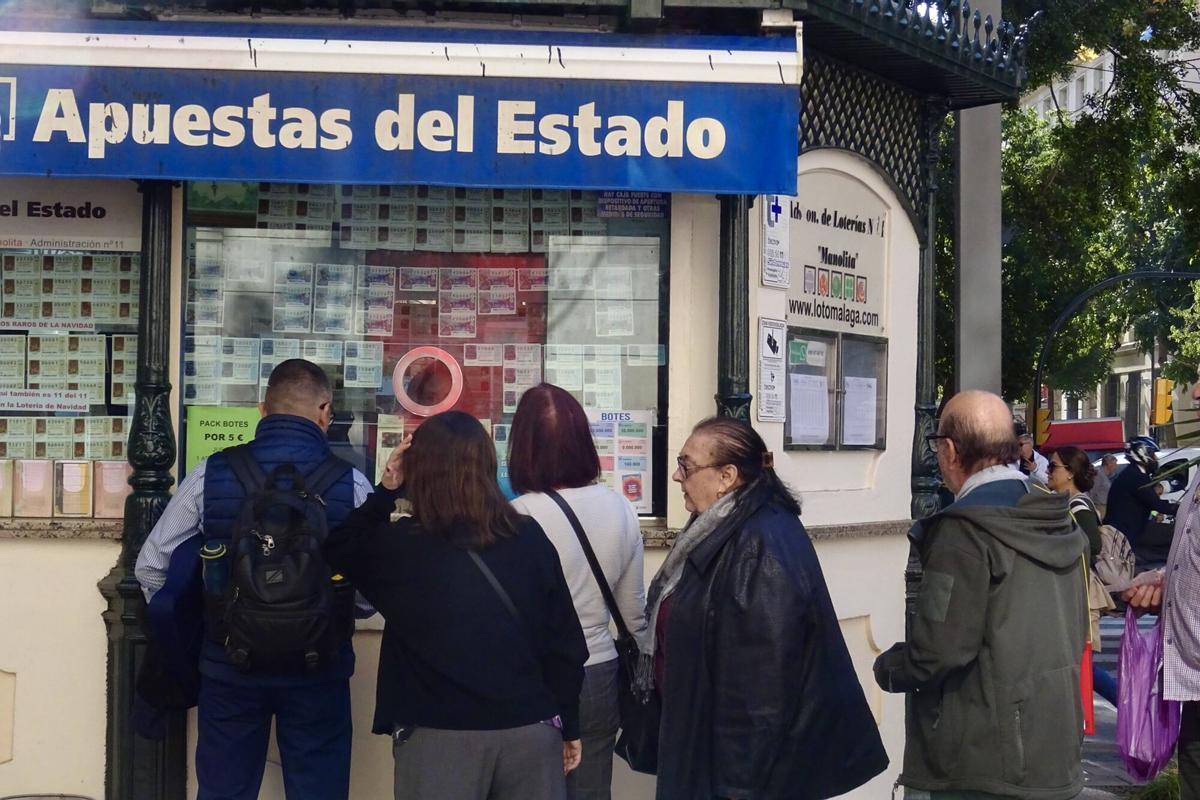 MLG 12-11-2025.-Varias personas hacen comas en establecimientos de Loterías para comprar décimos de cara a la Navidad.