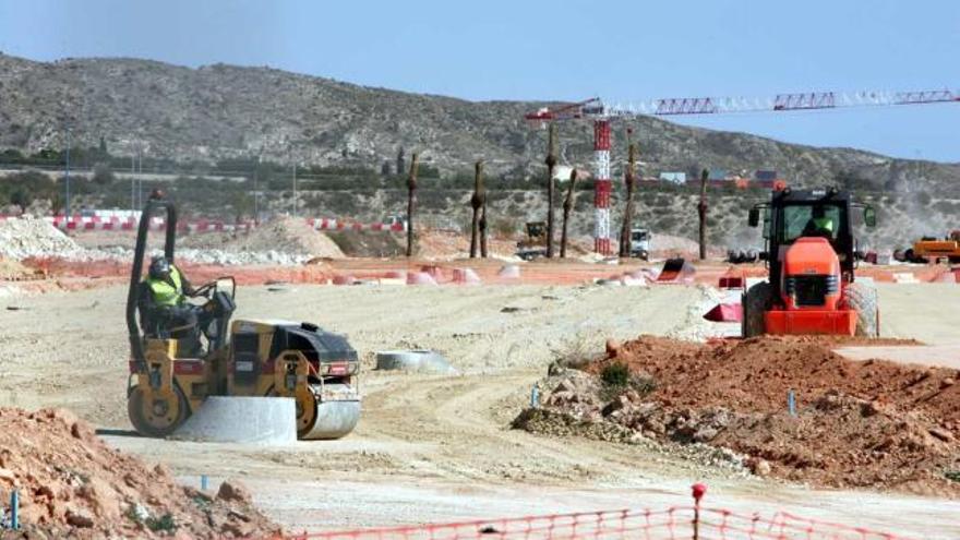 Las obras de urbanización se están simultaneando con los primeros trabajos del futuro pabellón multiusos.