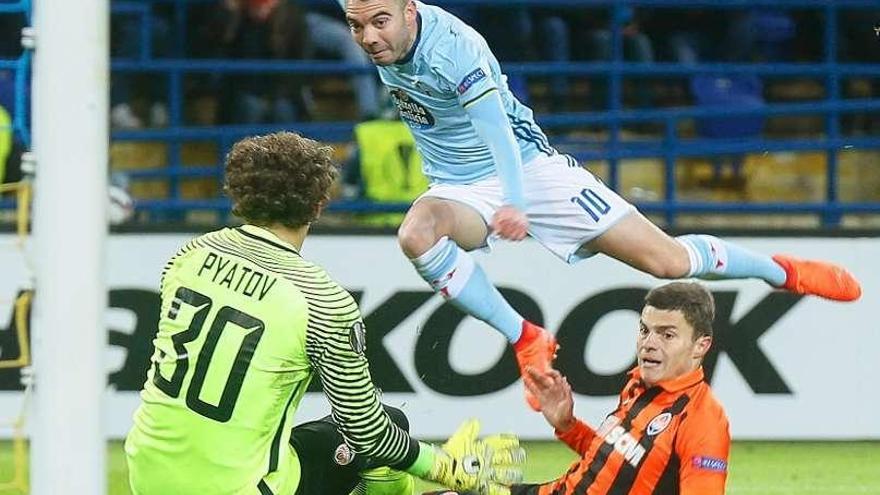 Aspas dispara a puerta ante la oposición de los jugadores del Shakhtar.