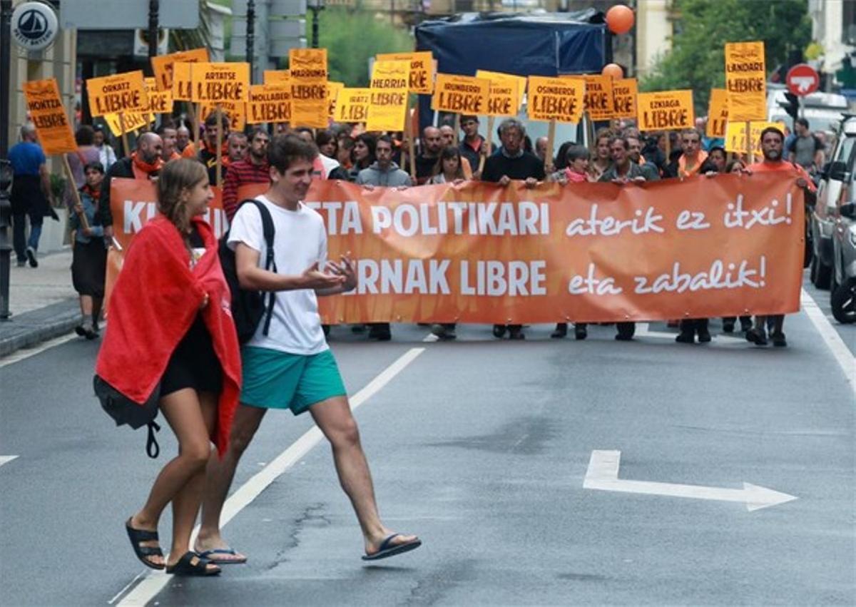 Una manifestació recorre el centre de Sant Sebastià per rebutjar la sentència contra les ’herriko tabernas’ .