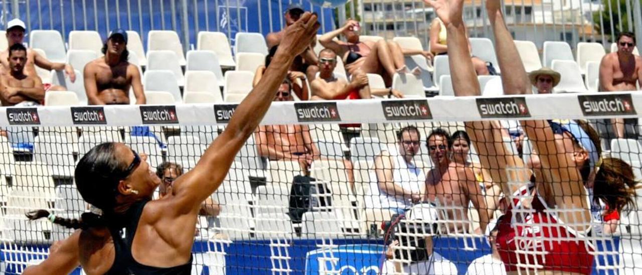 Una competición de voley playa en la playa de Palmanova (Calvià).