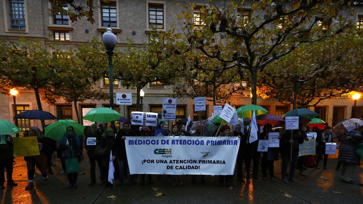 Un momento de la protesta de los médicos de Atención Primaria.