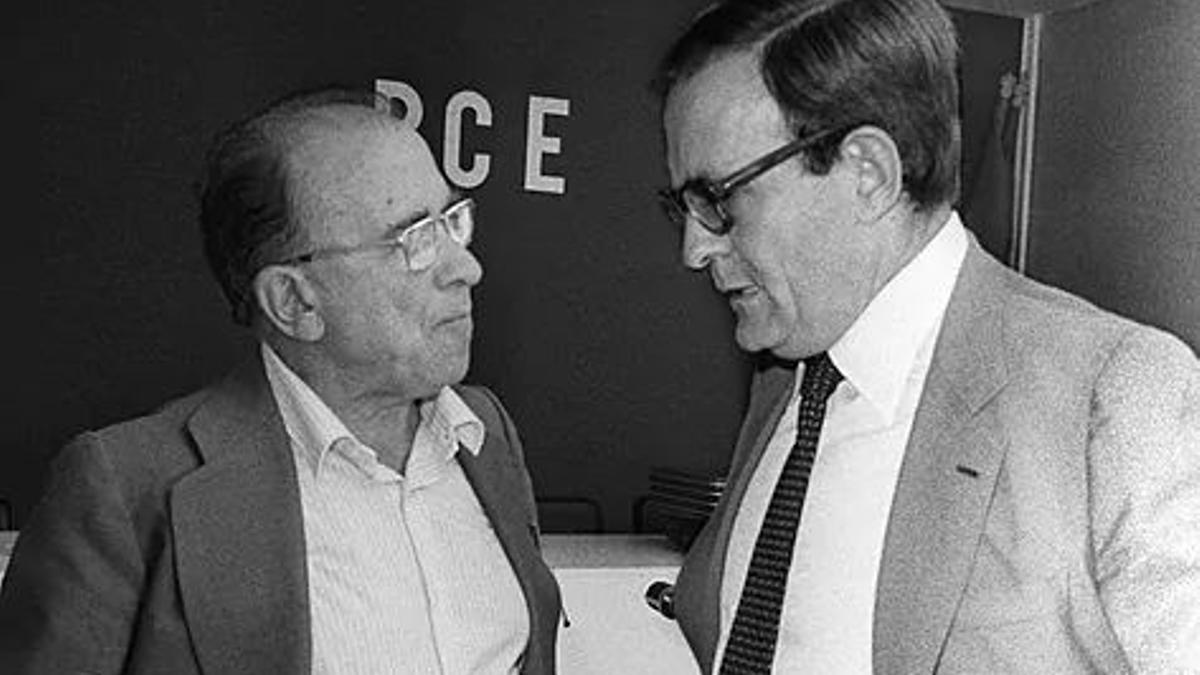 Santiago Carrillo y Ramón Tamames charlan durante la reunión del Comité Ejecutivo del PCE, en septiembre de 1980.ÁNGEL MILLÁNEFE