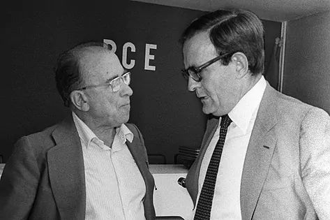 Santiago Carrillo y Ramón Tamames charlan durante la reunión del Comité Ejecutivo del PCE, en septiembre de 1980.ÁNGEL MILLÁNEFE