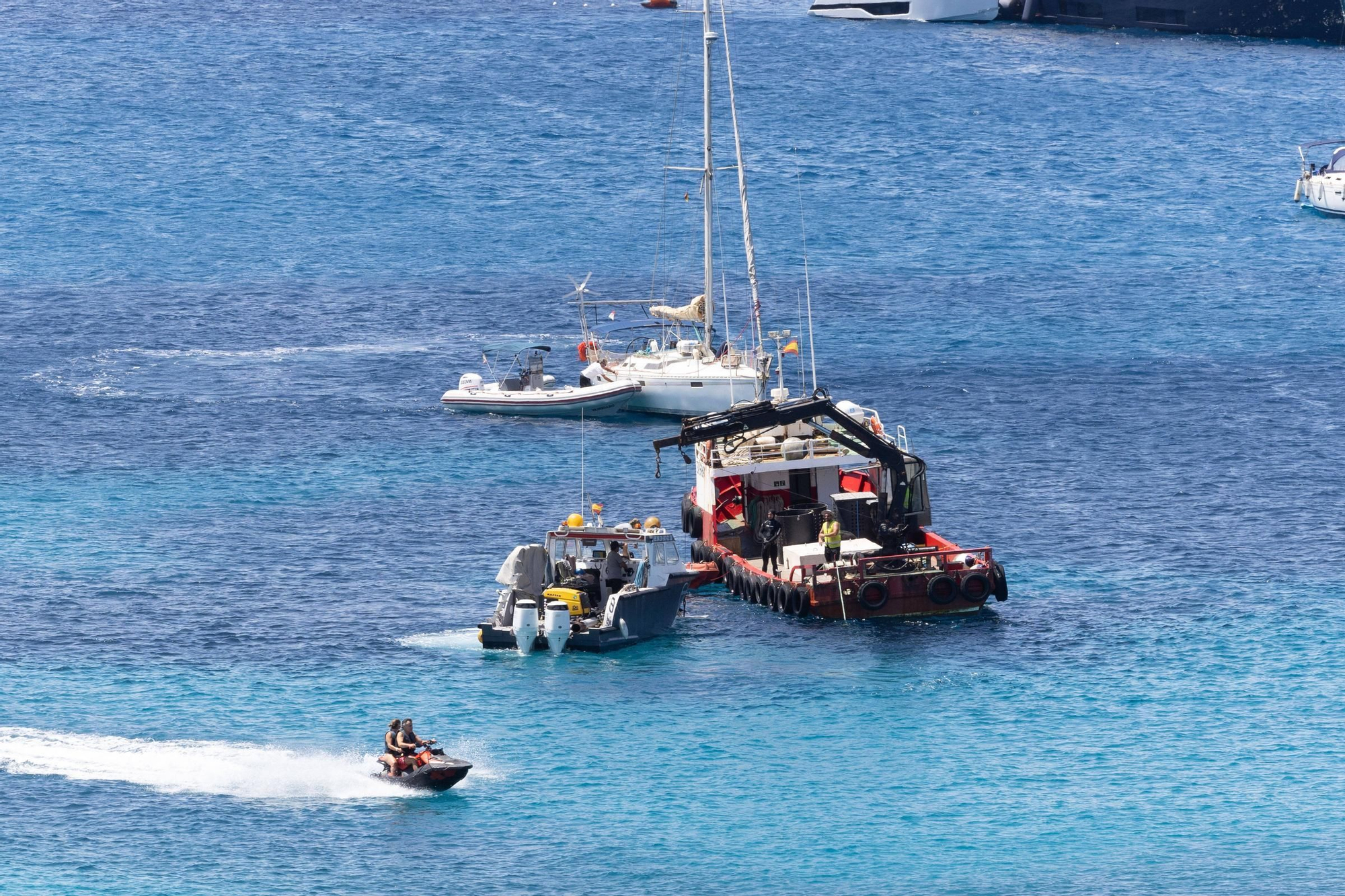Aquí están todas las fotos de la instalación de bombas para evitar manchas de microalgas en Cala Tarida