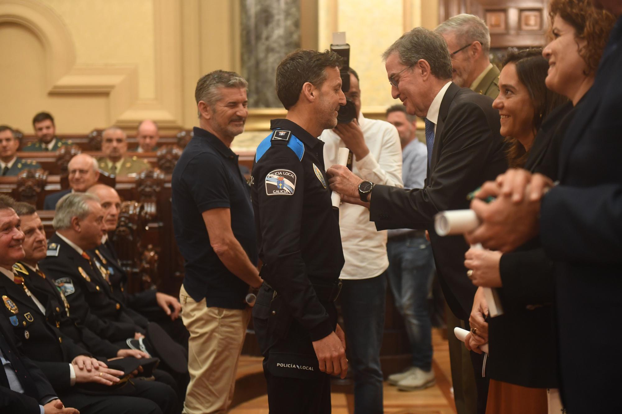 Homenaje a los policías locales de A Coruña que llevan 20 años en el cuerpo