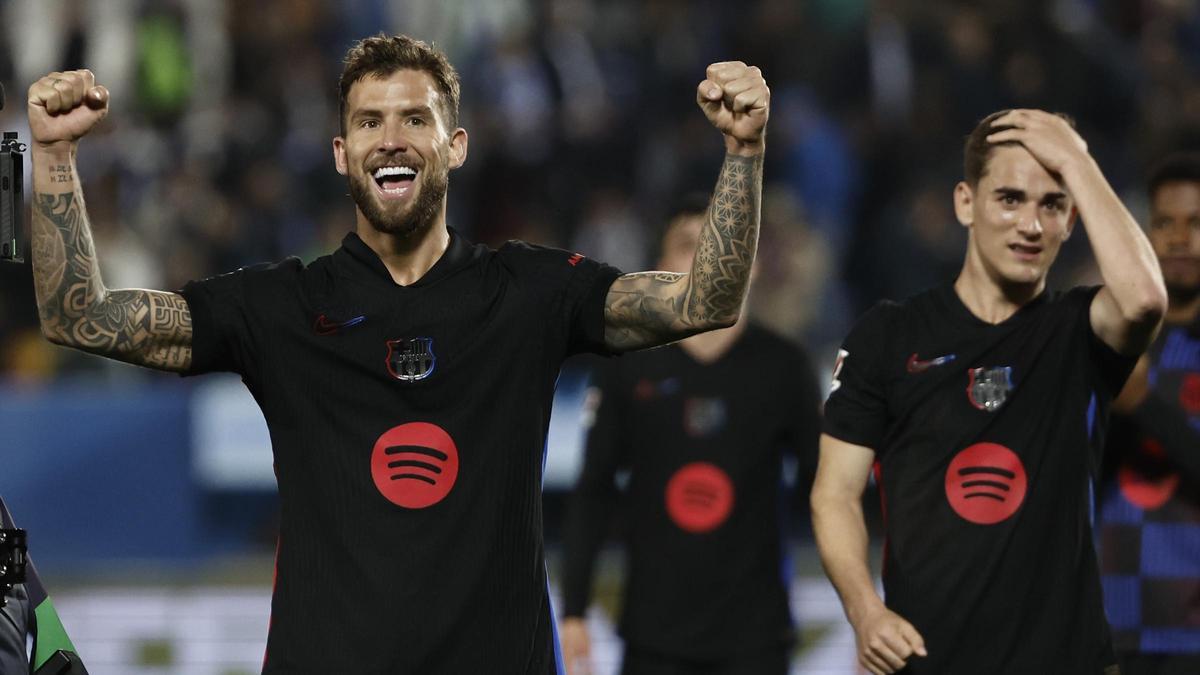 Iñigo Martínez festeja el triunfo del Barça en Butarque junto a Gavi.