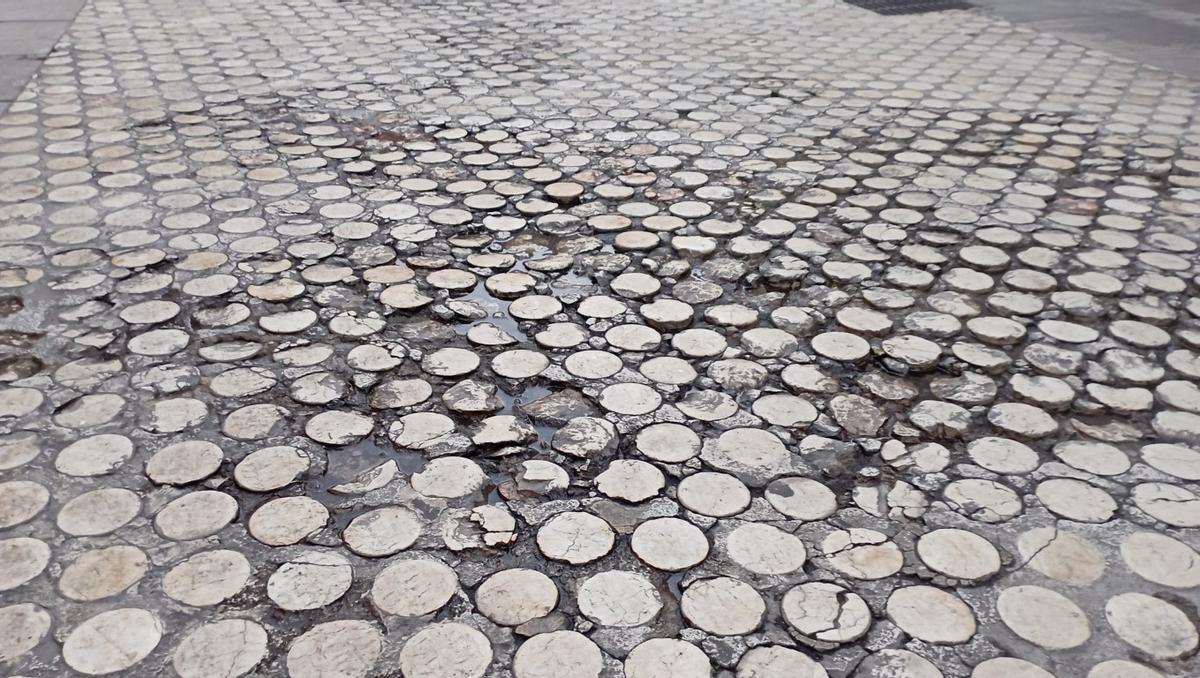Muchos de los 'cantos rodados' de las plazas del Siglo, el Carbón y el Cardenal Spínola están en muy mal estado.