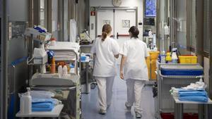 Dos profesionales sanitarios caminan en los pasillos de un hospital de Barcelona
