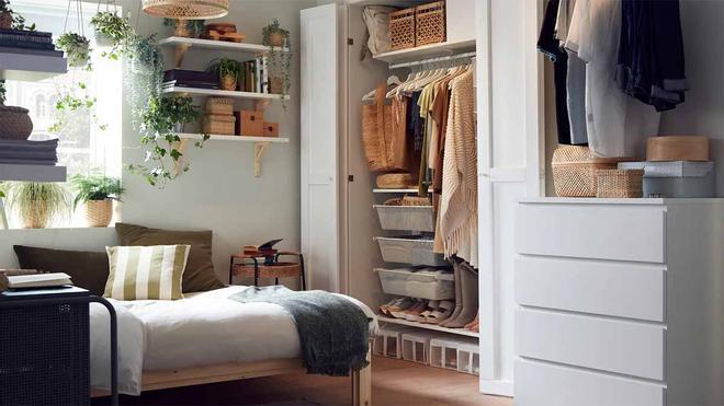 Dormitorio de Ikea con cama, almacenaje, cómoda, estanterías y mesita de noche