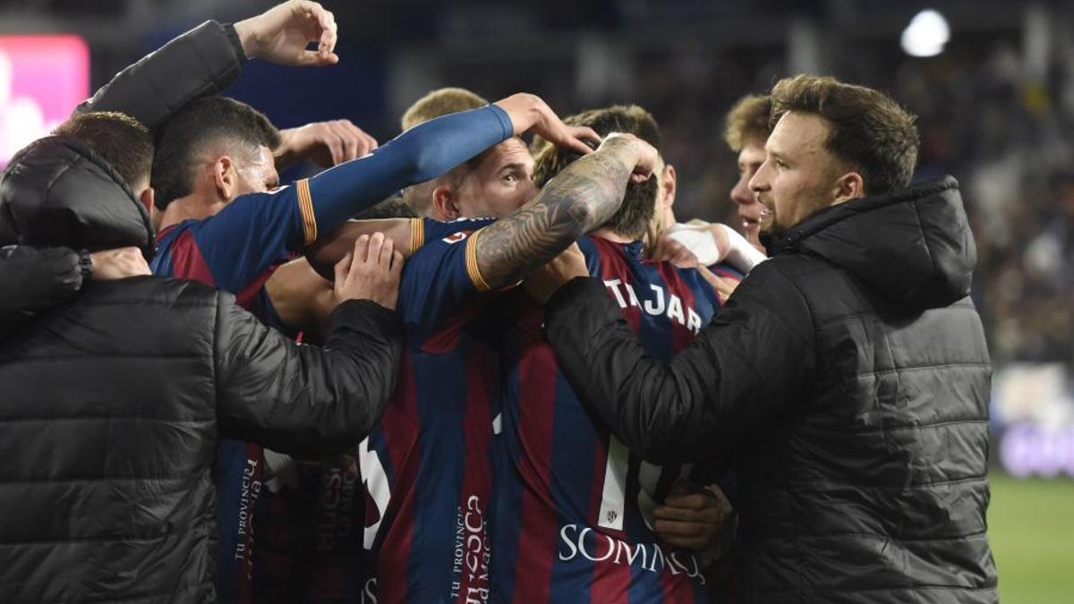 Los jugadores del Huesca celebran uno de los dos goles ante el Sporting