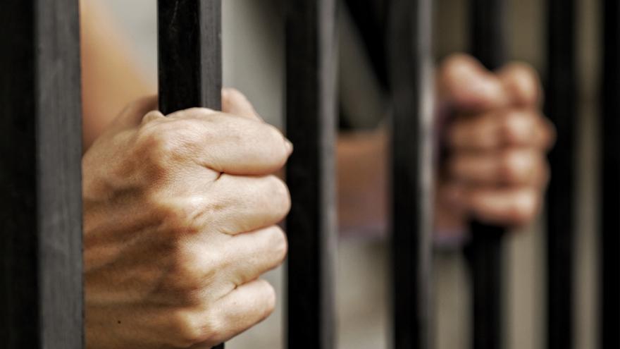 Pillan a cuatro funcionarios de la cárcel de Valdemoro pasando drogas a presos