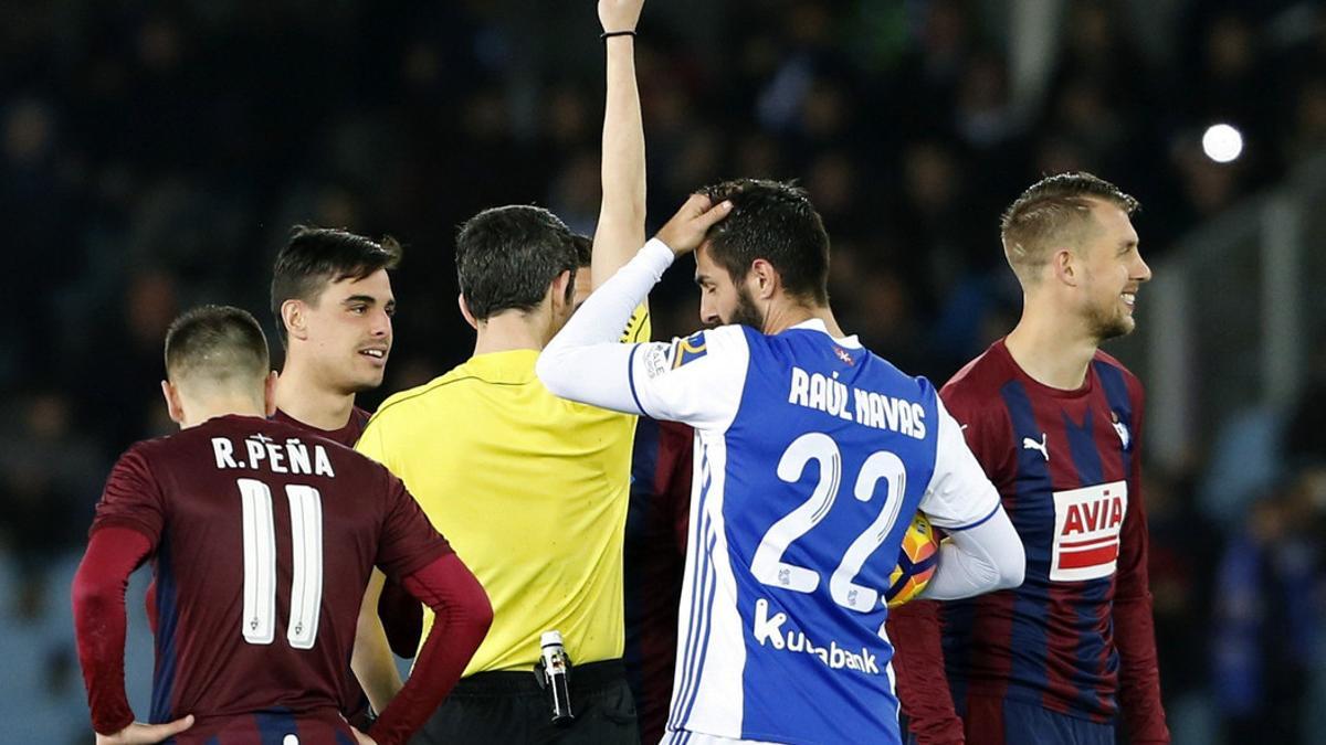 Undiano Mallenco muestra tarjeta roja al jugador del Eibar Florian Lejeune