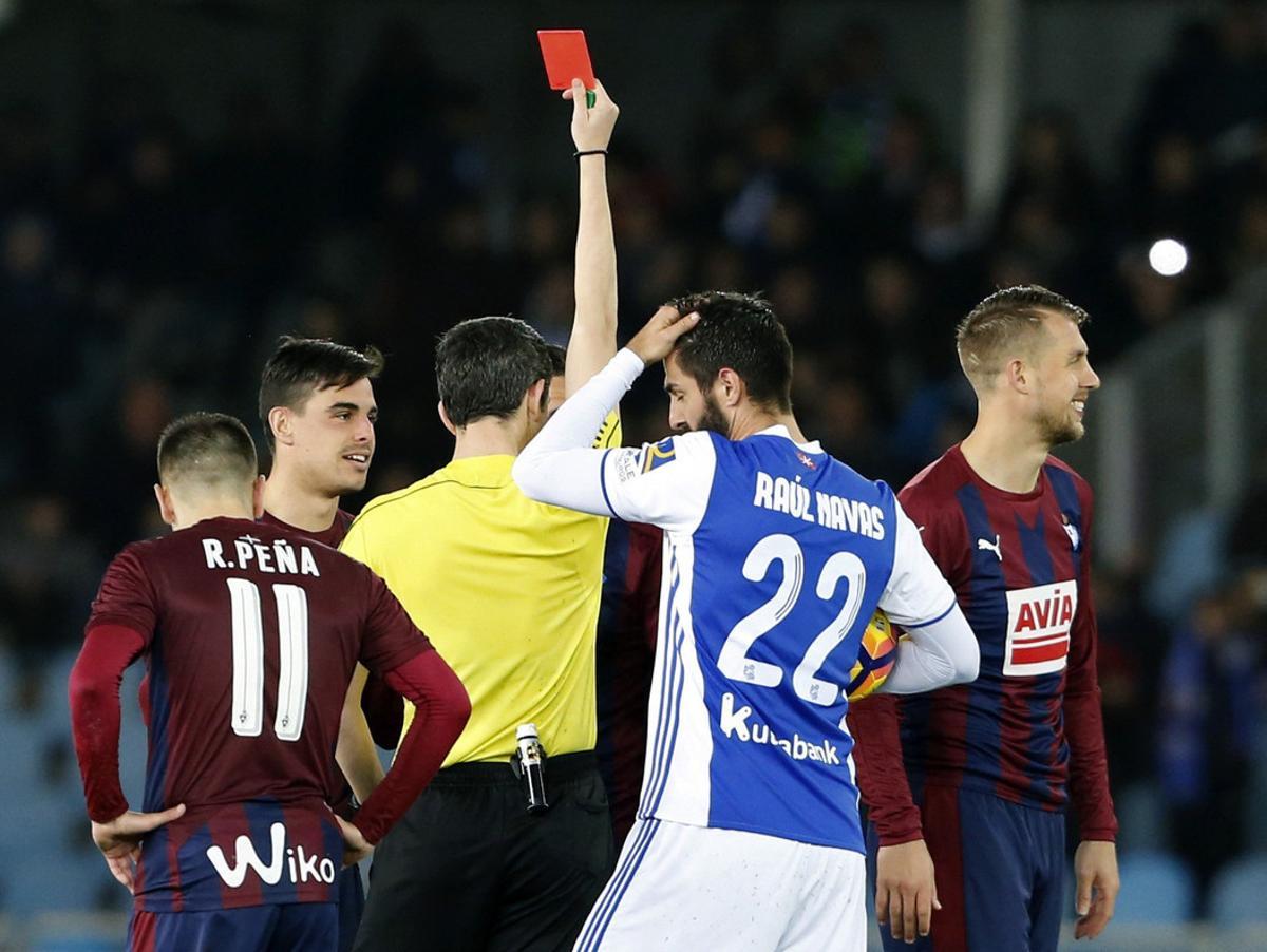 Undiano Mallenco muestra tarjeta roja al jugador del Eibar Florian Lejeune. Undiano Mallenco muestra tarjeta roja al jugador del Eibar Florian Lejeune.