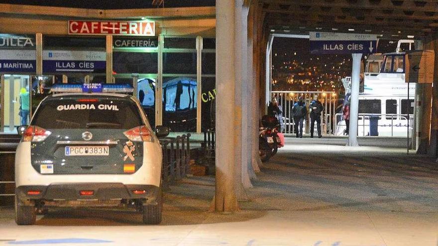 La Guardia Civil, ayer, en la entrada al puerto de Cangas. // Gonzalo Núñez