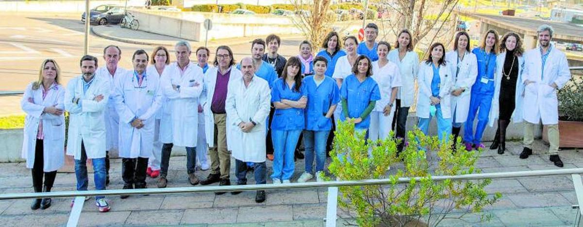 Equipo de cirujanos generales, hepatólogos, anestesistas, intensivistas y enfermeras que participaron en el trasplante hepático.   | // HUSE