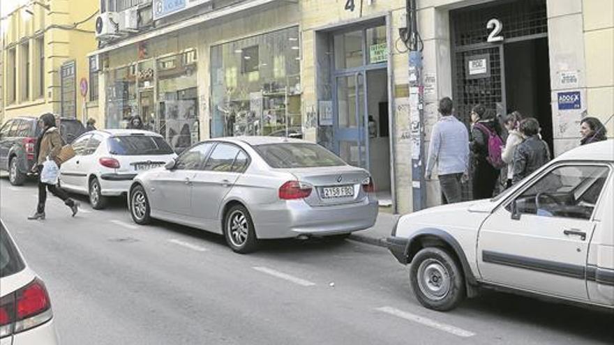 Tres hombres a juicio por romper retrovisores y un escaparate en Cáceres