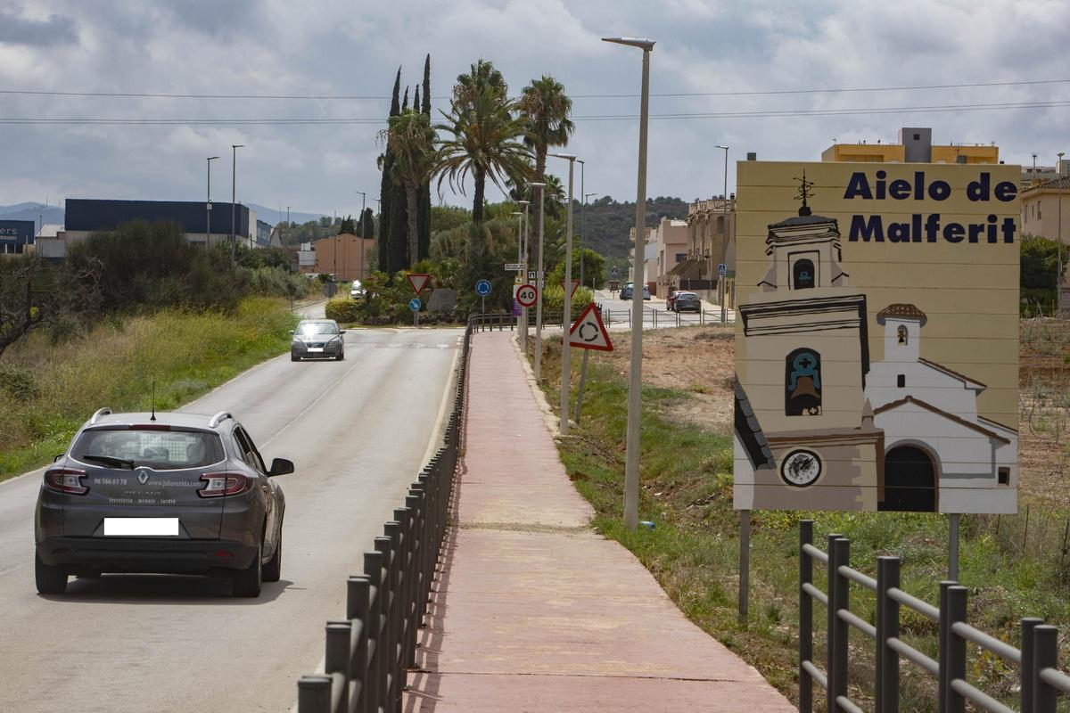 Carretera de acceso a Aielo y la vía ciclopeatonal, donde se mejorará la separación entre los viales.