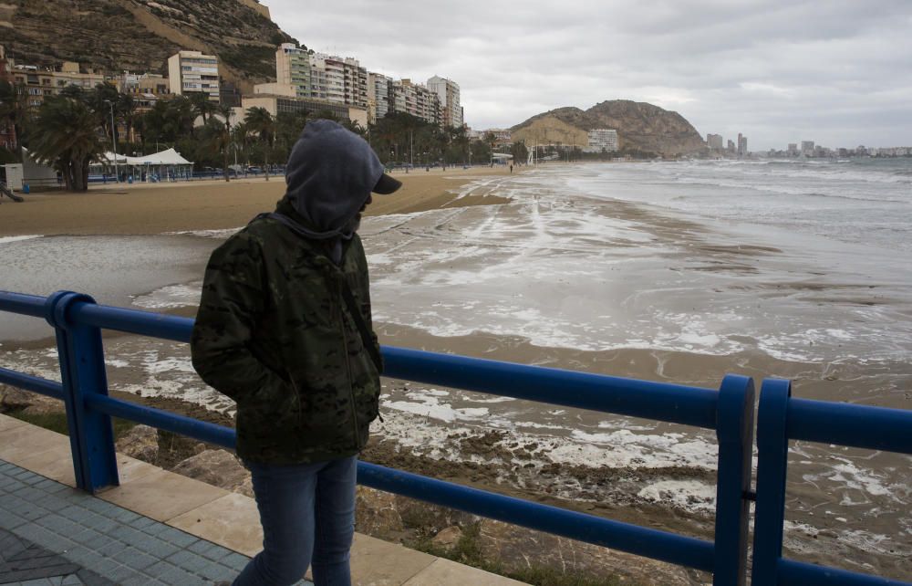 Temporal en la playa de San Juan y en la del Postiguet