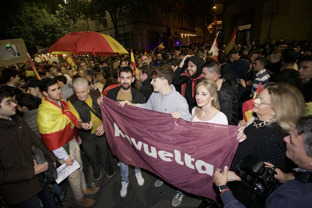 Cientos de manifestantes vuelven a asediar la sede del PSOE en Murcia