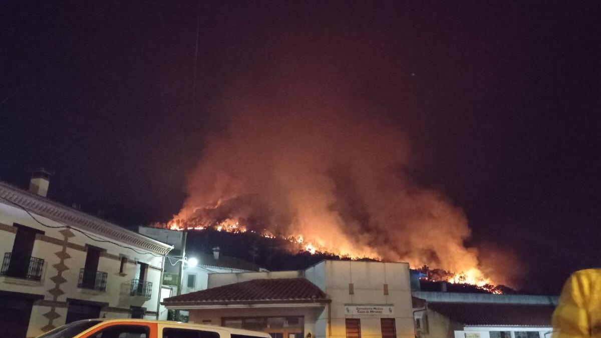 Imagen de esta noche del incendio en Casas de Miravete.