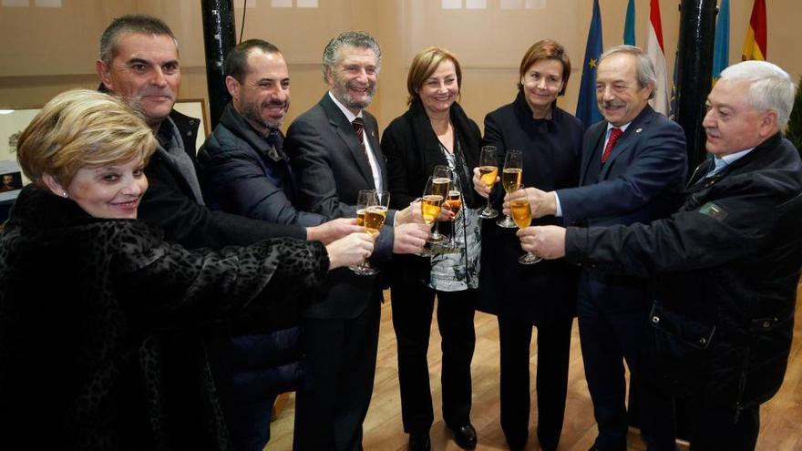 Los alcaldes brindando esta mañana en Trascorrales.