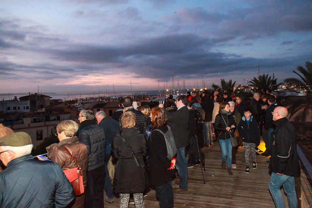 Más de 500 personas admiran el solsticio de invierno en la Seu