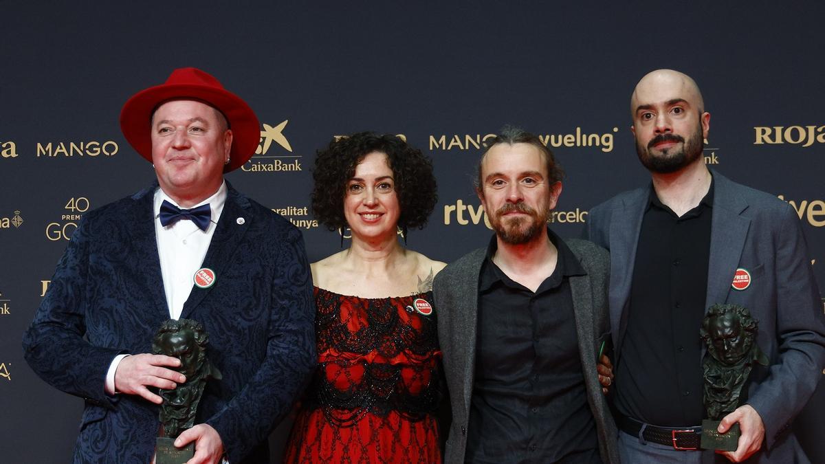 El gijonés Alex Salu, primero por la izquierda, con sus compañeros premiados por el corto de animación "Gilbert"