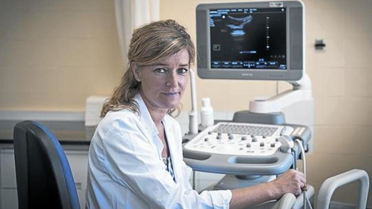 EXPERTA EN ENDOMETRIO. La ginecóloga Elena Suárez, del servicio de Ginecología del Hospital del Vall d'Hebron, donde se realizan 150 cirugías de endometriosis ovárica al año.