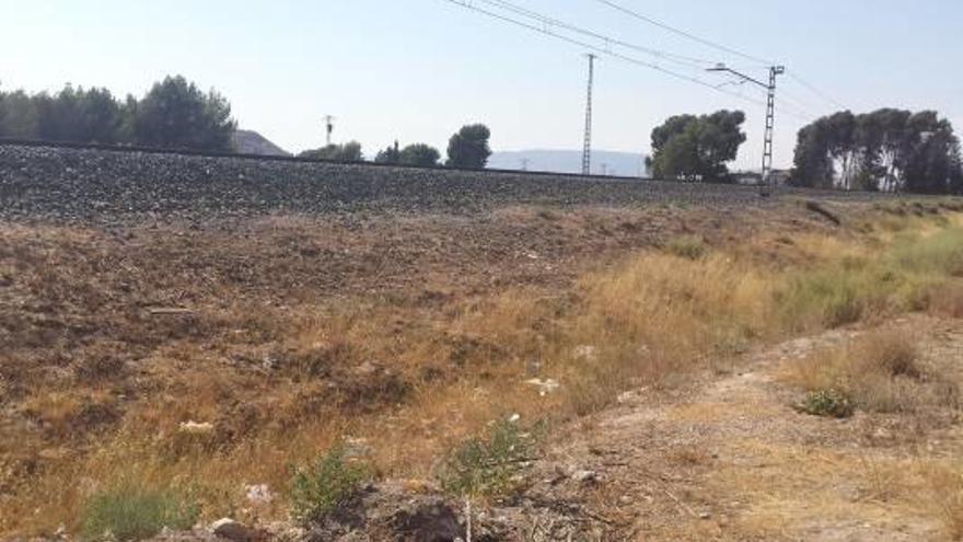 Villena pide a ADIF vallar las vías desde el recinto ferial hasta el paraje del Grec