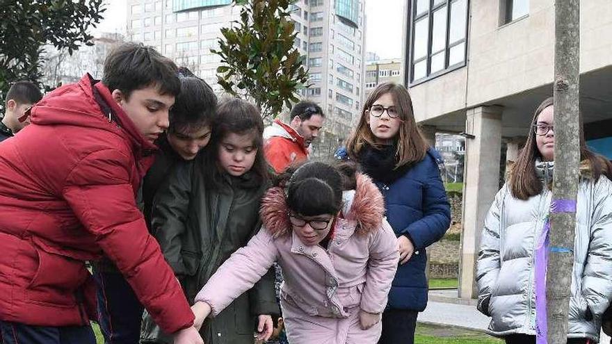 Jóvenes plantan árboles, iniciativa de los Orzamentos Participativos.