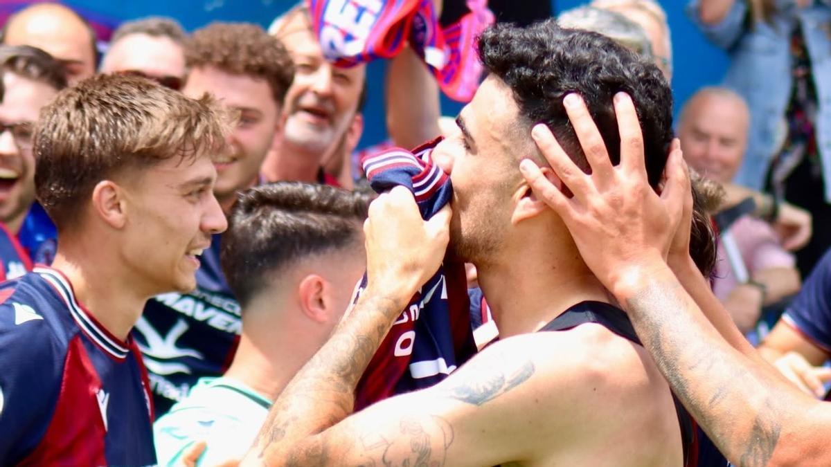Dieguito festeja el ascenso con aficionados del Extremadura.