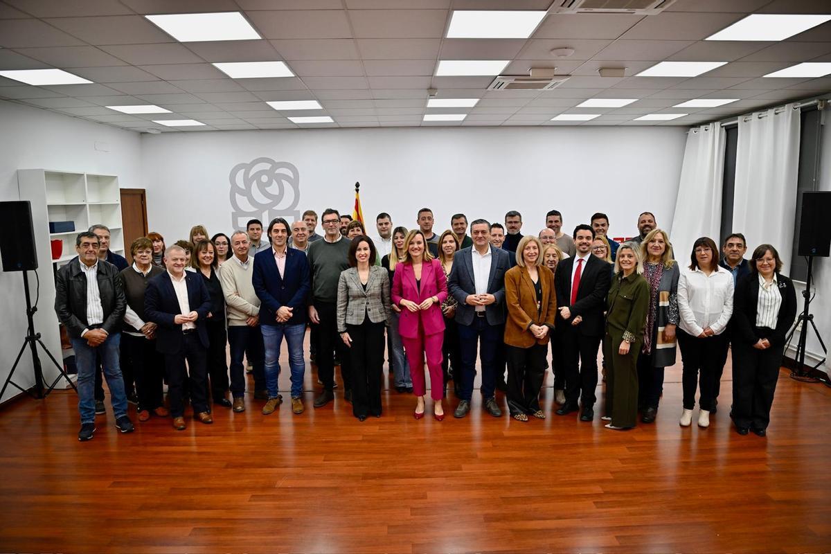 Foto de familia de Pilar Alegría con varias decenas de alcaldes, tras su reunión en la sede.