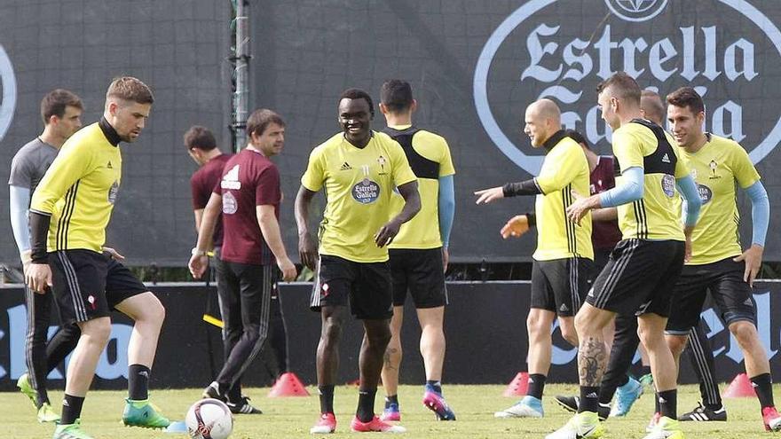 Fontás, Pione, Aspas y Mallo, en uno de los rondos del entrenamiento de ayer en A Madroa. // José Lores