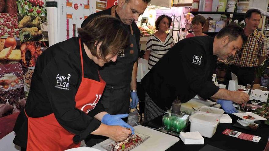 El cocinero del Arrels de Gata cocinó un gazpacho de cereza con tataki de bonitol y un postre.