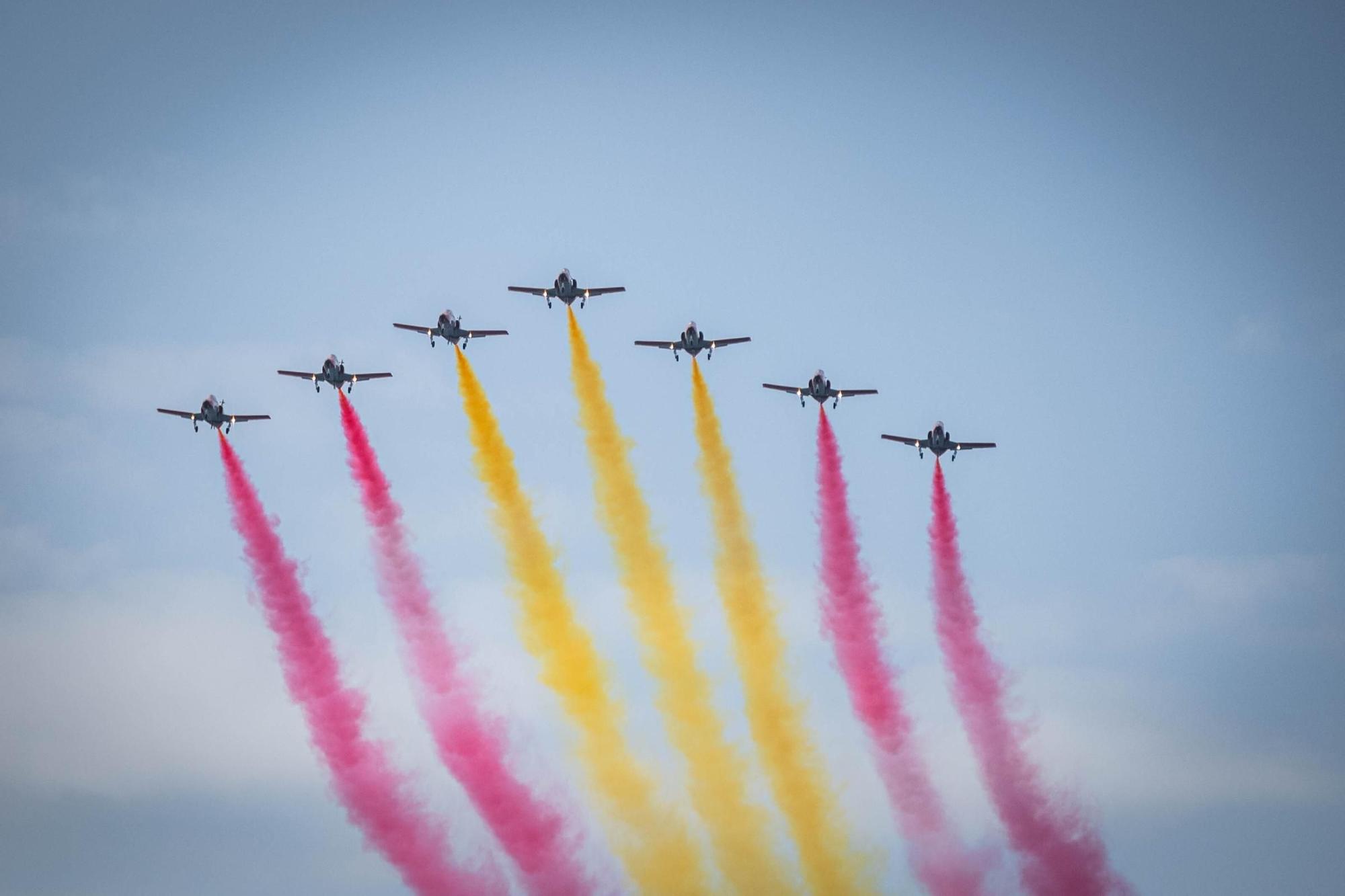 Las mejores imágenes del desfile militar de las Fuerzas Armadas en Tenerife con la presencia de Sus Majestades los Reyes