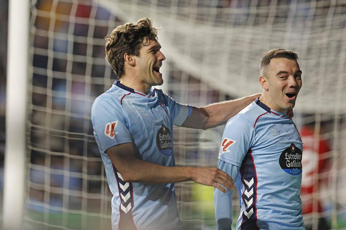 Marcos Alonso y Iago Aspas celebran uno de los dos goles del moañés al Mallorca en Balaídos.