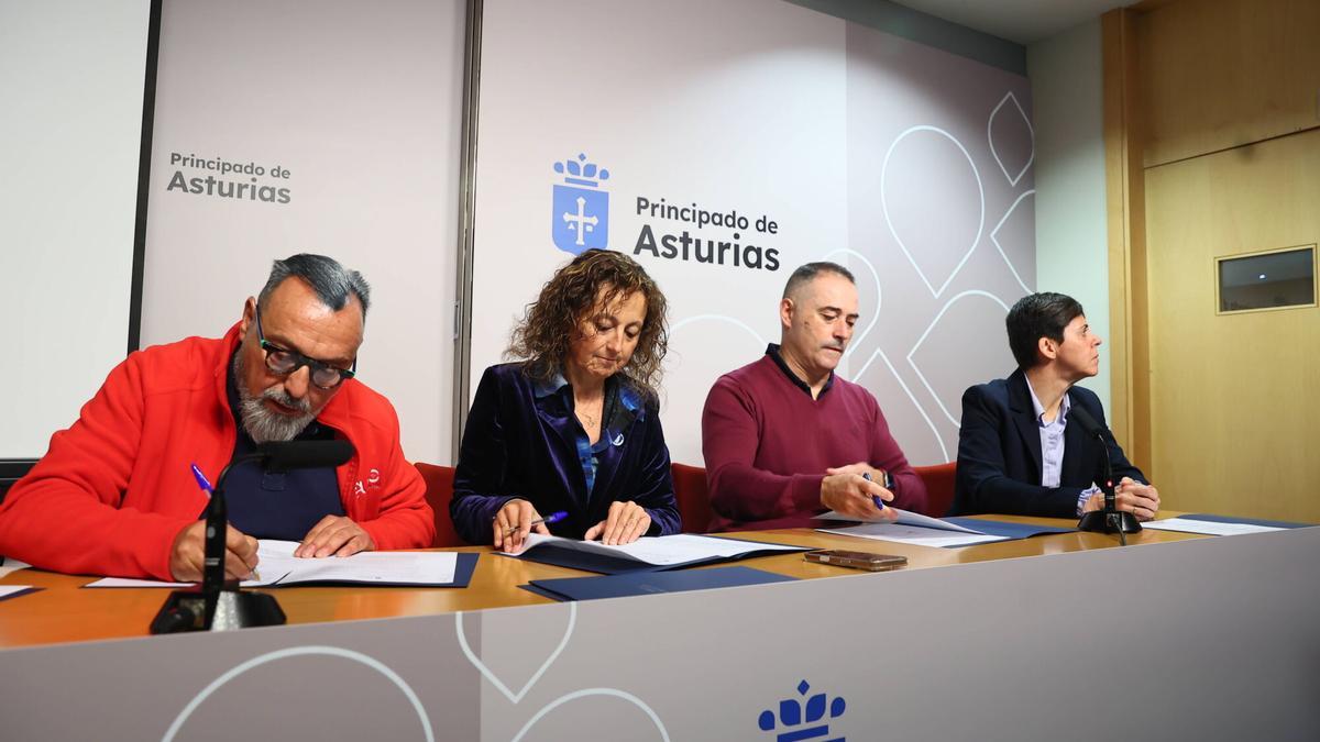 Por la izquierda: Gonzálo Menéndez, Eva Ledo, José Manuel Cueto y Paula Fernández, esta mañana, durante la firma