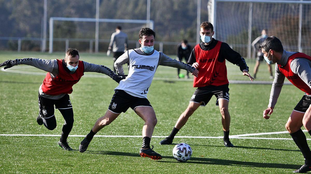 Varios jugadores granates en uno de los entrenamientos del equipo en el campo de Gatomorto. |  // GUSTAVO SANTOS