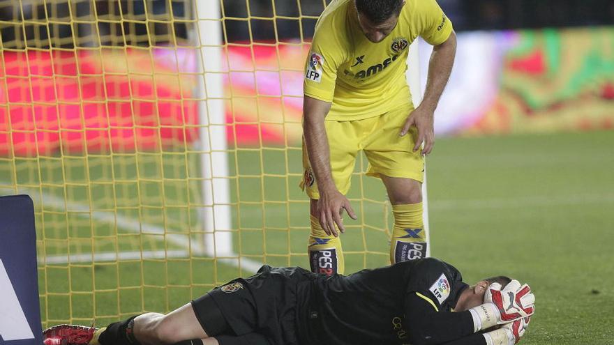 El portero del Villarreal Sergio Asenjo se queja en el suelo tras lesionarse